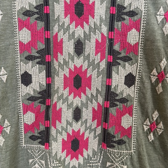 JOHNNY WAS  JWLA Embroidered vneck t-shirt - Picture 7 of 9